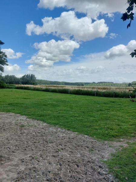 Na zdjęciu widoczny jest obiekt Huis-Chalet aan Puyenbroeck położony w mieście Etbos.