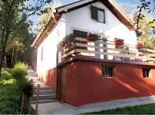 På billedet ses objektet Cozy House in Jazvine with Garden beliggende i byen Busovača.