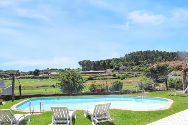 A la foto es mostra l'objecte Charming house with shared pool in Requião + Enclosed garden situat a la ciutat de Arnoso.