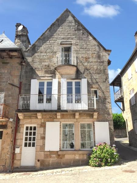 På billedet ses objektet Maison charmante en Corrèze avec jardin et cheminée beliggende i byen Sarran.