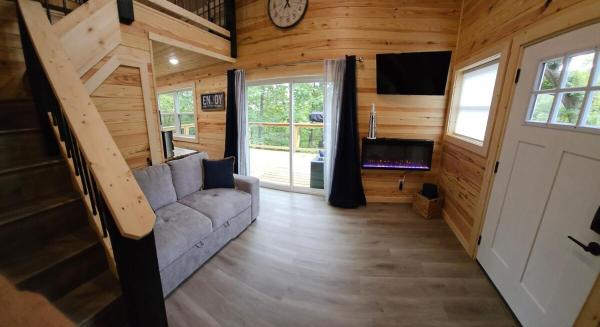 På bildet vises objektet New! Pine Ridge Tiny Cabin with Hot Tub! som ligger i byen Lampe.