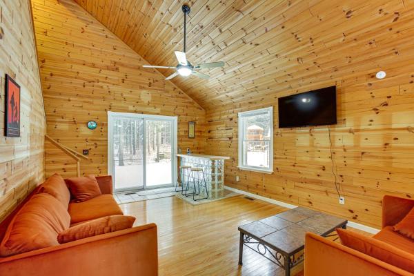 A la foto es mostra l'objecte Less Than 1 Mi to Snowmobile Trails Cozy Cadillac Retreat situat a la ciutat de Harrietta.