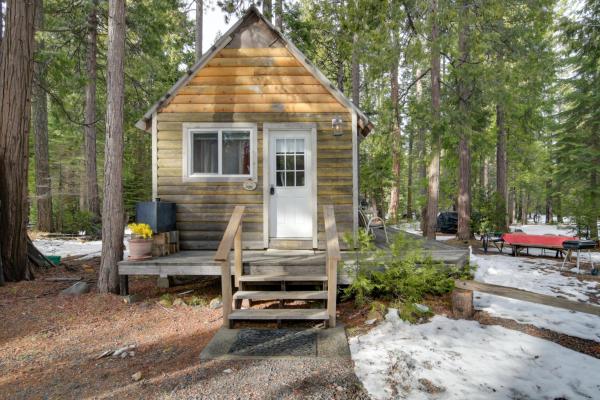 A la foto es mostra l'objecte Walk to Trails and Butte Creek Cozy Retreat with Deck situat a la ciutat de Butte Meadows.