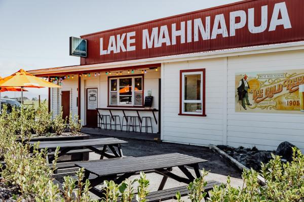 The photo shows the Lake Mahinapua Hotel located in the city of Ruatapu.