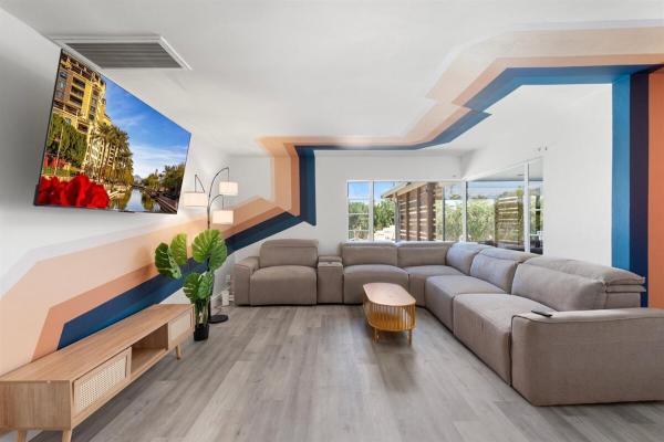 A la foto es mostra l'objecte Pickleball, Sparkling Pool, Mini Putt and Sleeps14 situat a la ciutat de Phoenix.