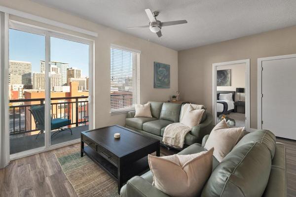 Foto 1: Convention Ctr - Stylish 2BD,2BA with Pool,Gym and Hot tub