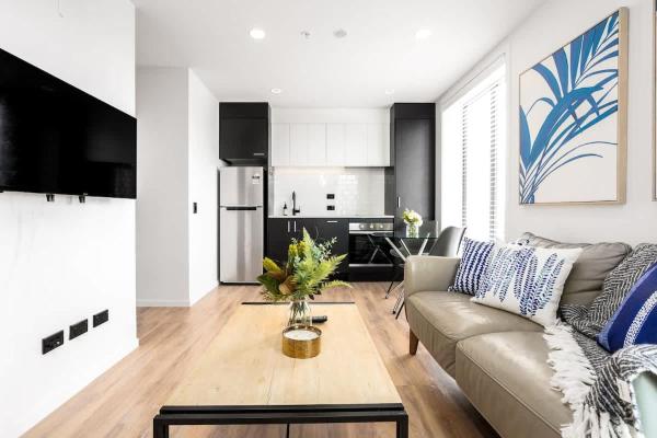 Kuva 6: Tree-Lined Studio on High Level with Skytower View