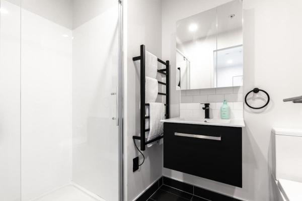 Kuva 9: Tree-Lined Studio on High Level with Skytower View