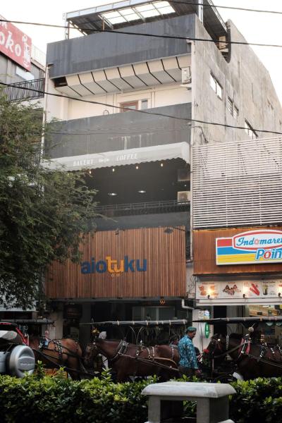 The photo shows the Aiotuku Hostelry located in the city of Sentool.