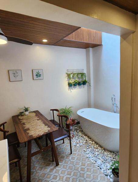 Na foto é possível ver o objeto Simple cozy 1br house with bath tub in Lipa City localizado na cidade de Kinalaglagan.