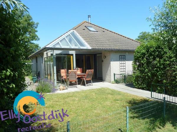 The photo shows the Westduin 6 - Elly Oostdijk Recreatie - Vakantiehuis Vlissingen located in the city of Vlissingen.