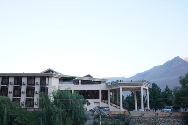 Na zdjęciu widoczny jest obiekt Hunza Darbar Hotel położony w mieście Baltit.