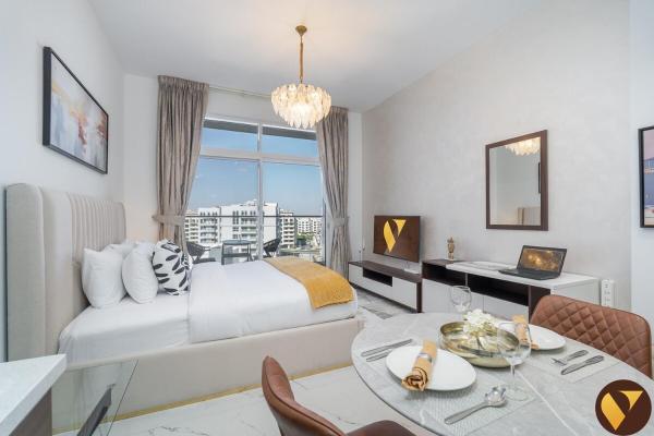 Na zdjęciu widoczny jest obiekt Vogue Vacation Homes, Arjan Jwelz by Danube near Miracle and Butterfly Garden, Studio Apartment with Balcony and Vibrant Community View, Access to all Amenities położony w mieście Dubaj.