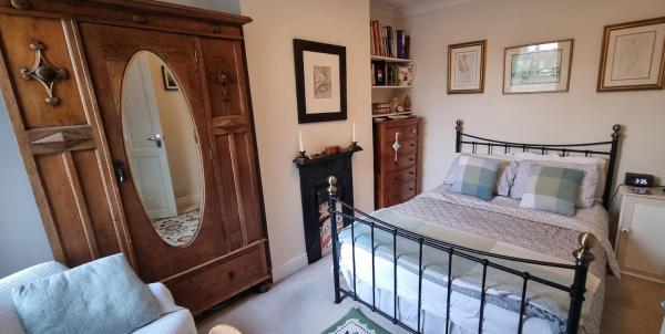 A la foto es mostra l'objecte Quirky Victorian terraced property situat a la ciutat de Otterbourne.