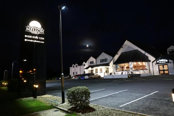 På billedet ses objektet Mellon Country Inn Hotel beliggende i byen Bellway.