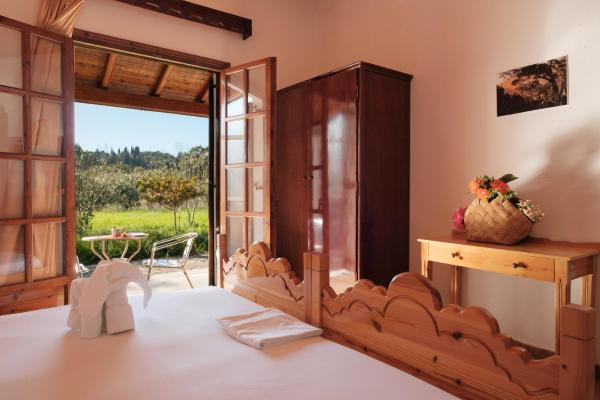 På billedet ses objektet SERENGETI NAP comfy rooms beliggende i byen Sidari.