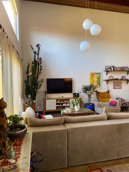A la foto es mostra l'objecte Casa de Revista em Mongaguá situat a la ciutat de Mongaguá.