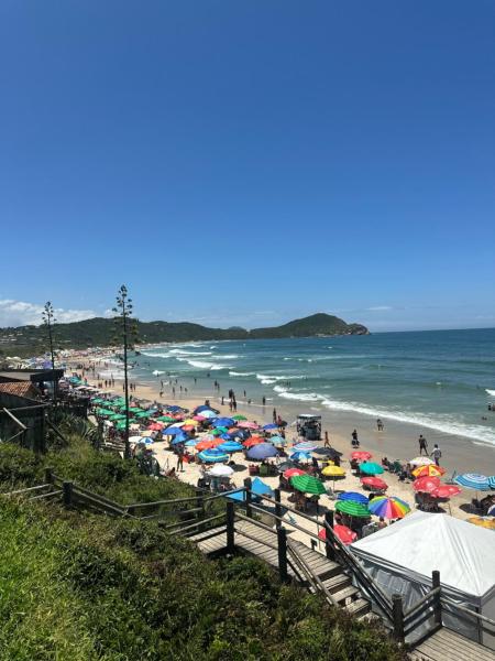 Na fotografii je vidět objekt Casa da Praia Pousada nacházející se ve městě Imbituba.