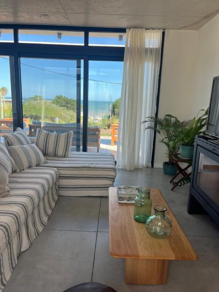 Στη φωτογραφία φαίνεται το αντικείμενο SANTAMARIADELMAR Casa a estrenar frente al mar που βρίσκεται στην πόλη Manantiales.