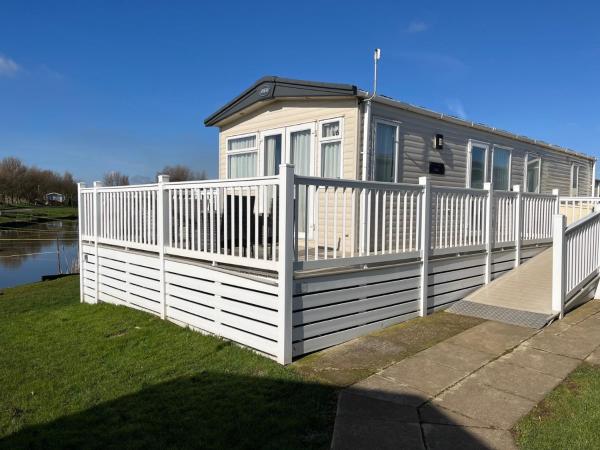 På bildet vises objektet 2 bed, 2 bath with decking overlooking the fishing lake at Sand Le Mere som ligger i byen Tunstall.