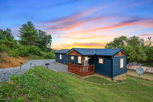 A la foto es mostra l'objecte Lovely Tiny Cabin A Bearly Adventure! situat a la ciutat de Sevierville.