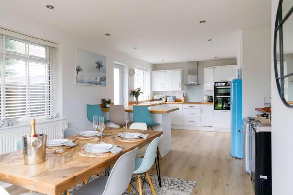 På billedet ses objektet Beach house for 8 with hot tub & garden beliggende i byen Earnley.