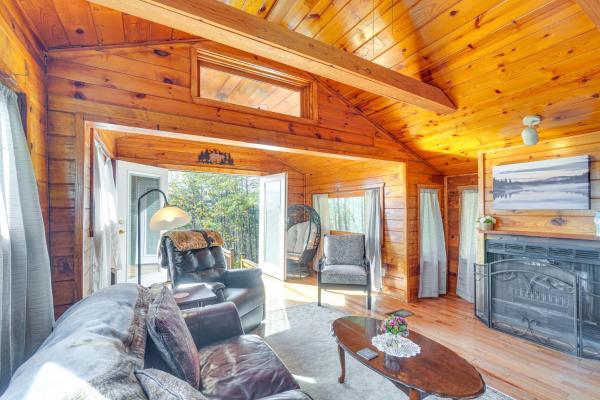 Na zdjęciu widoczny jest obiekt Cabin w/ Deck & Mountain Views Near Gatlinburg! położony w mieście Cosby.