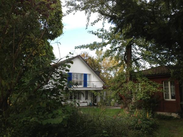 The photo shows the good Atmosphere near City and Nature located in the city of Fällanden.