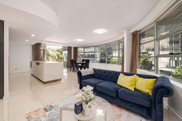 Newly Renovated 3br Apartment 2 Parking Spaces Pool Gym City Views Walk To Shops - 米爾頓