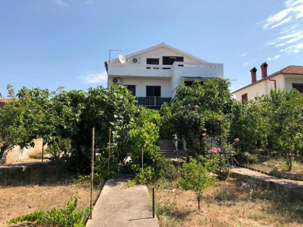 A la foto es mostra l'objecte Apartment Jadranko situat a la ciutat de Jezera.