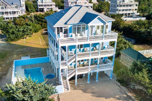 Na fotografii je vidět objekt Frolic Inn OBX - Semi Soundfront Retreat, Pool, Hot Tub, Boat Ramp, Elevator, Media & Game Room nacházející se ve městě Rodanthe.