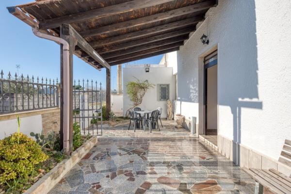 A la foto es mostra l'objecte Villa Emanuele con piscina situat a la ciutat de Ugento.