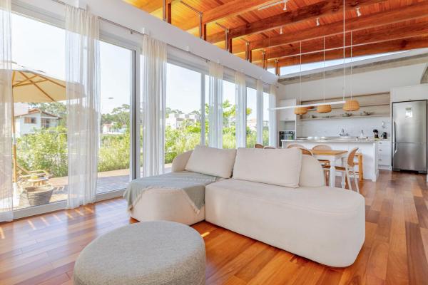 På billedet ses objektet Nova Casa Moderna Norte da Ilha beliggende i byen Florianópolis.