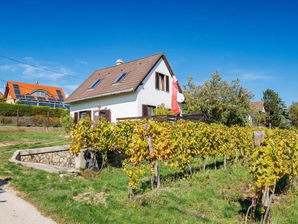 Na zdjęciu widoczny jest obiekt Holiday Home Dul by Interhome położony w mieście Lovas.
