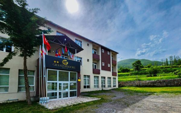 Na fotografii je vidět objekt Grand İpekyolu OTEL nacházející se ve městě Posof.