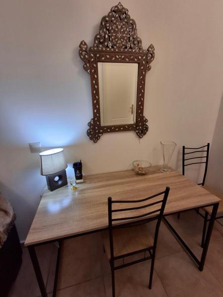 A la foto es mostra l'objecte Chrisa's apartment situat a la ciutat de Calcis.
