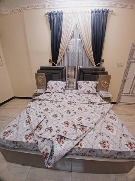 Na zdjęciu widoczny jest obiekt كريستال بارك للشقق المفروشة położony w mieście Biʼr Faḑl.