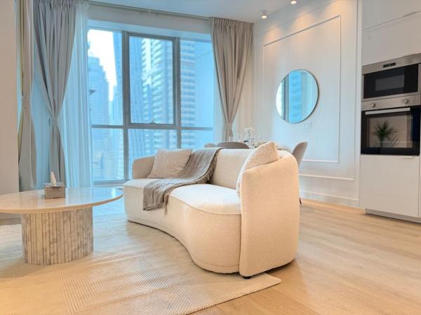 Cozy and Modern Two Bedroom Apartment in Dubai Marina, Dubaj