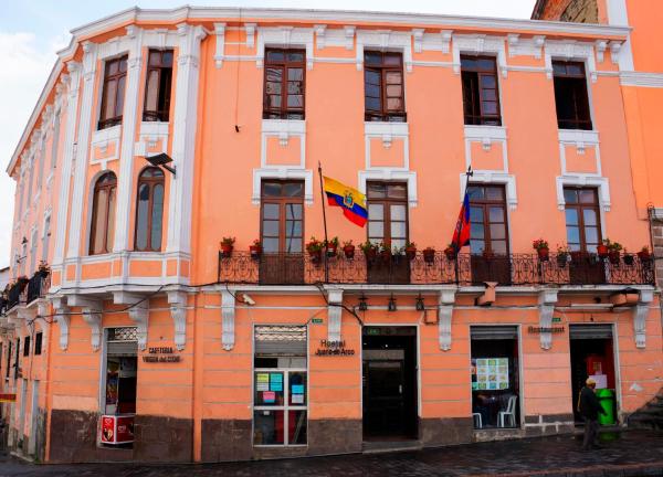 A la foto es mostra l'objecte Hostal Juana de Arco situat a la ciutat de Quito.