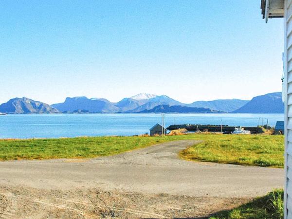 På bilden syns objektet 6 person holiday home in Fjørtoft som ligger i staden Haram.