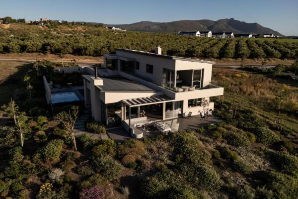 A la foto es mostra l'objecte Benguela Cove - Milk and Honey situat a la ciutat de Hermanus.