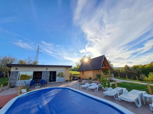 A la foto es mostra l'objecte Koliba La Perla situat a la ciutat de Topići.