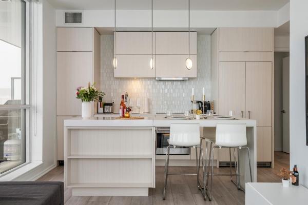 Na zdjęciu widoczny jest obiekt Condo and Parking Near Calgary Stampede położony w mieście Calgary.