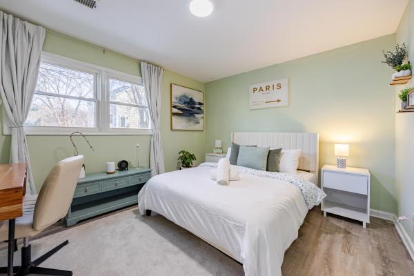 På billedet ses objektet Cozy One Bed Apartment in Heart of Herndon beliggende i byen Herndon.