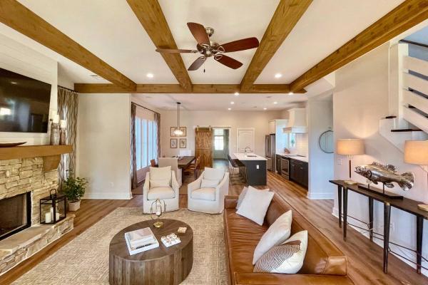 A la foto es mostra l'objecte Luxe Lakefront Getaway with Porch and Water View! situat a la ciutat de Dadeville.