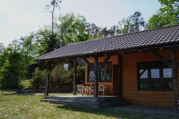 Auf dem Foto ist das Objekt Domki nad jeziorem Węgorzyno in der Stadt Augustowo zu sehen.