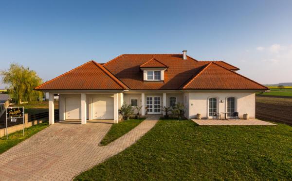 The photo shows the Gästehaus Wutschitz located in the city of Loipersbach im Burgenland.