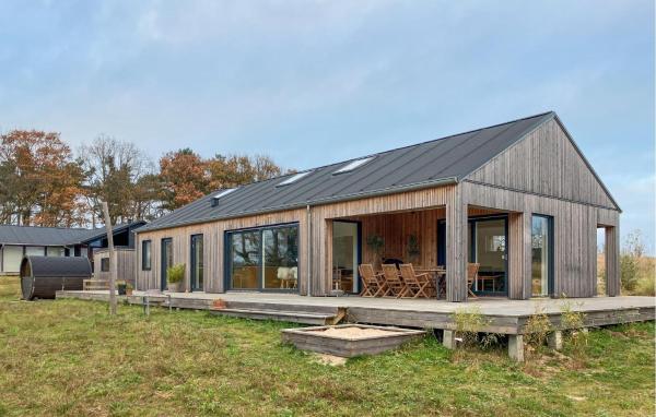 A la foto es mostra l'objecte Nice Home In Samsø With Kitchen situat a la ciutat de Ballen.