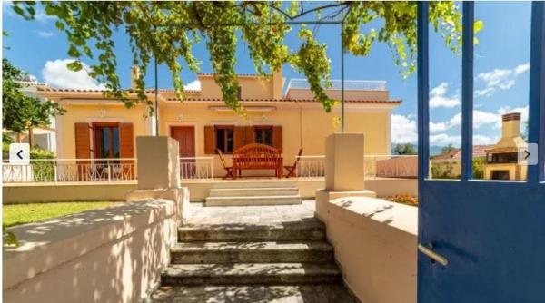 Na foto é possível ver o objeto Villa Katerina BBQ & pool! localizado na cidade de Kourkoumelata.