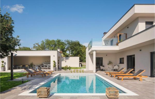 Na zdjęciu widoczny jest obiekt Villa Sent położony w mieście Raša.